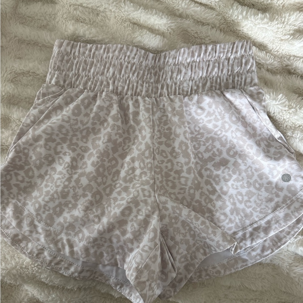 Athleta Cream Leopard Print Women's Athletic Shorts